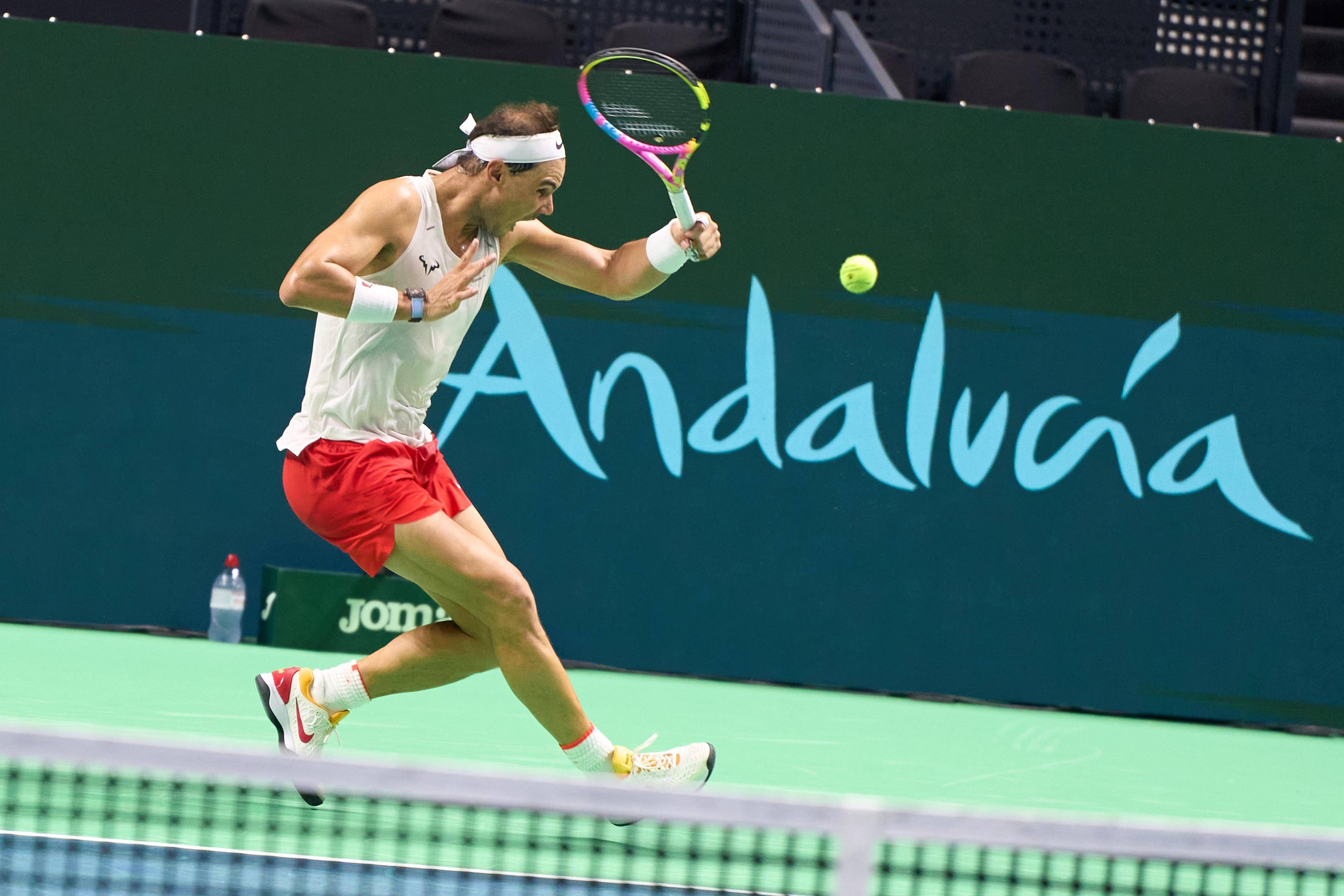 就有娱乐-包含费德勒在西班牙队比赛中比赛局势复杂，爆冷引发热议！观众掌声雷动的词条